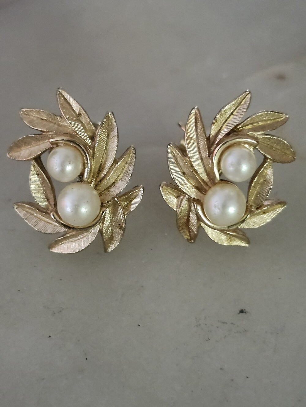 Vtg Avon Textured Gold-Tone Faux Pearl Leaf Cluster Clip On Earrings